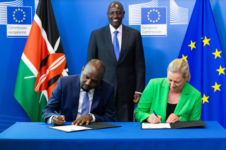 Commissioner Jutta Urpilainen and Cabinet Secretary for Transport Cooperation Mr Kipchumba Murkomen during the signing ceremony for Europe’s intention to finance the electric bus line “Nairobi Core Bus Rapid Transit Line for a total amount of €347.6 million. Looking on is Kenya’s President William Ruto.