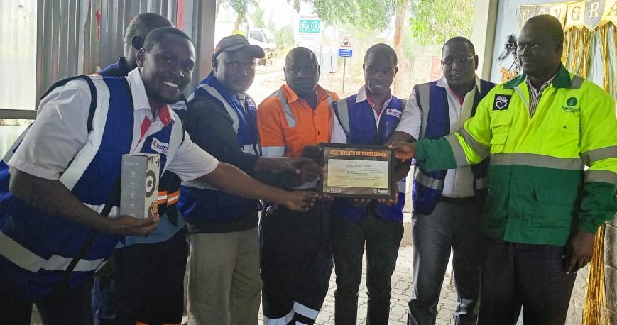 Siginon Group team receive the Bamburi 5 star safety transporters award certificate from Bamburi Supply Chain Director, Moses Were (right) during this year’s annual awards which saw the logistics firm beat over 22 transporters in the market to win the prestigious award that audit 5-pillars to gauge transporters’ performance while in operation.