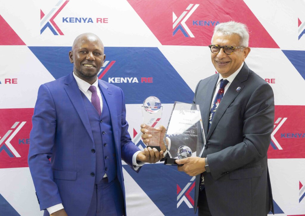 (Left) Kenya Re’s Group Managing Director, Dr. Hillary Wachinga awards Mr Ashok Shah, Group CEO of Apollo Investments Limited (APA Insurance), who are among the insurance companies awarded by the reinsurer for timely premium remittance and profitability.