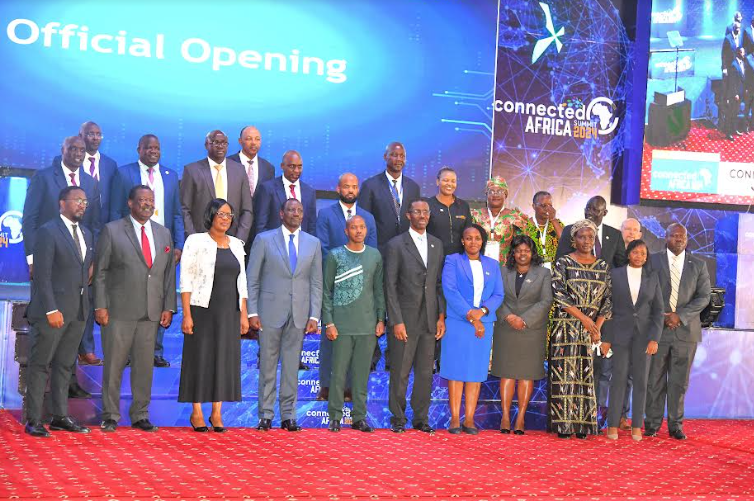 President William Ruto poses for a photo with delegates attending the Connected Africa Summit 2024 happening this week at Uhuru Gardens