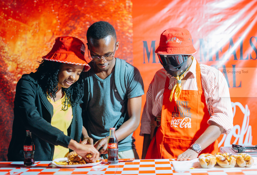 Chef wa Eastlando (Right) sharing a meal with students from Mount Kenya University during the Freshers night cum Coca-Cola Food Fest.