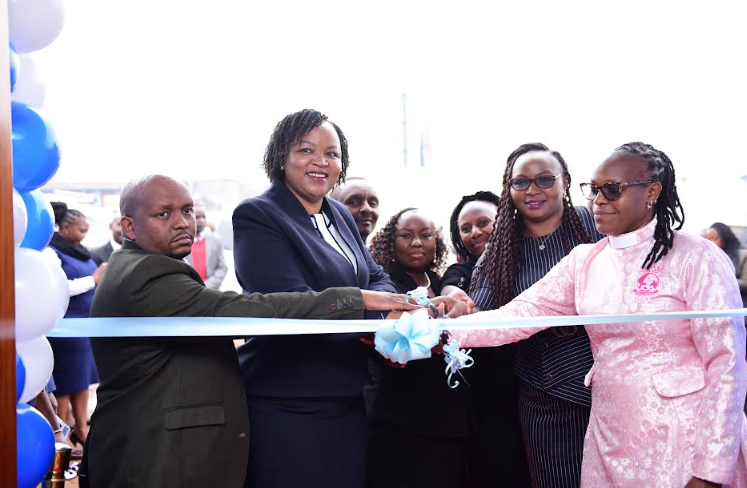 Family Bank CEO Nancy Njau (2L), Chief Retail Officer Phyllis Kimani (2R) join customer Laburn Njau & Rev. Millicent Matolo during the opening of the Kangemi branch which was relocated along Kangemi market to enhance customer experience. Looking on is customer Harry Munyi, Branch Manager Roselyne Mathenge & NBO Metro Area Manager Lucy Kamiti.