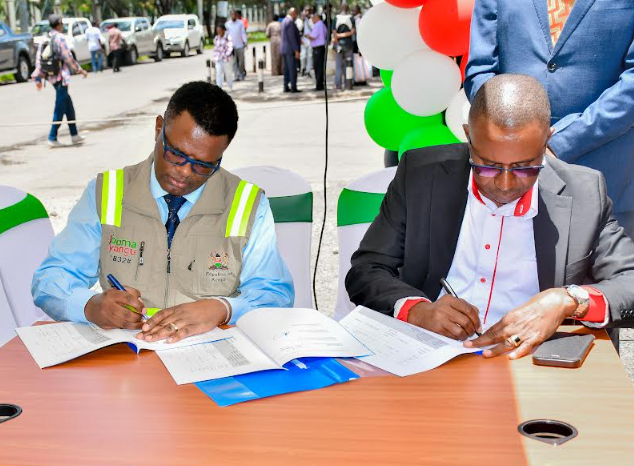 Affordable Housing Board’s Joseph Kagicha (left) and Huduma Kenya CEO Benjamin Kai Chilumo(Right) sign and display an MoU to establish service desks at Huduma Centres, supporting Kenyans seeking home ownership under the Boma Yangu program.